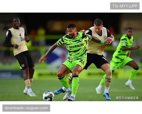 比赛花絮：狼队对阵水晶宫，球场大屏幕实时显示两队高强度跑动次数对比